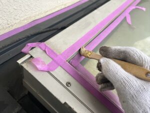 春日部市にて下屋根トップライトのコーキング用プライマー塗布
