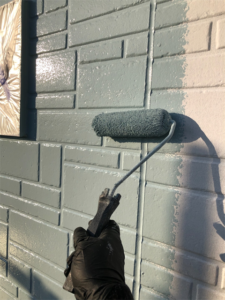 春日部市にて外壁の中塗り塗装