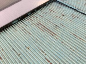 深谷市にて屋根トタン波板にサビの発生と塗膜の剥がれ