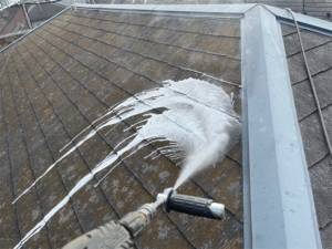 春日部市にて屋根のバイオ洗浄