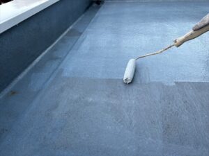 蓮田市にて陸屋根防水トップコート工事、プライマー塗布