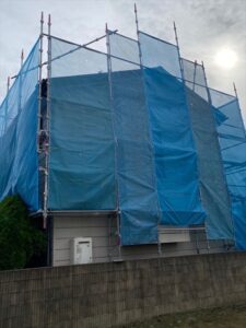 鴻巣市にて外壁塗装工事の足場とネットの設置