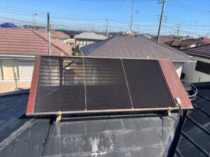加須市にて屋根上のソーラーパネル撤去