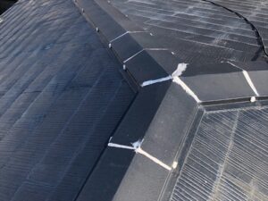 加須市にて屋根棟板金の継手コーキング処理