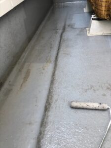 加須市にてベランダ床面のプライマー塗布
