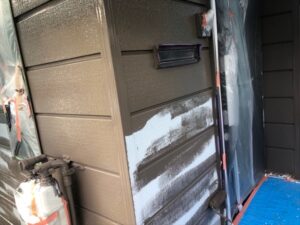 鴻巣市にて金属サイディング外壁の中塗り途中の写真