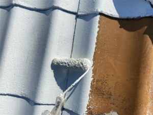 伊奈町にて屋根の下塗り塗装