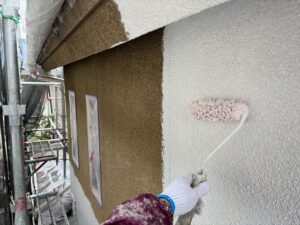 伊奈町にてモルタル外壁の下塗り作業中の写真