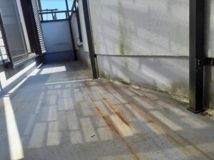蓮田市にてベランダ床面塗装の事前調査の様子
