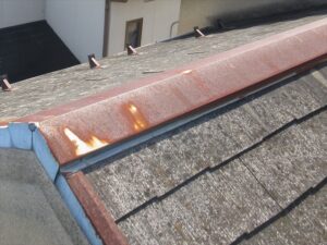 伊奈町にて屋根外壁診断、棟板金の錆び