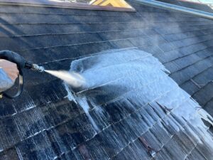 伊奈町にて屋根にバイオ洗浄剤を散布しているところ
