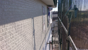蓮田市にて外壁の上塗り塗装ホワイト