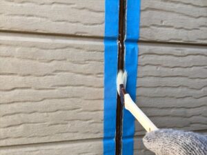 加須市にて外壁目地のコーキング用プライマー塗布