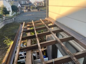 鴻巣市にて外壁塗装工事前にアクリル屋根の取り外し