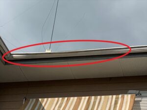 加須市にて屋根外壁診断、軒樋の歪み
