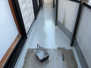 蓮田市にてベランダ床面トップコート塗布作業中の写真