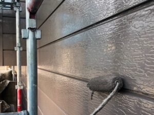 鴻巣市にて金属サイディング外壁の上塗り作業中