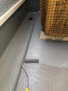 加須市にてベランダ床面のトップコート塗布