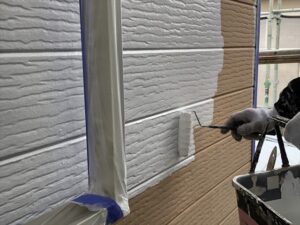 加須市にて外壁塗装の下塗り作業中の写真