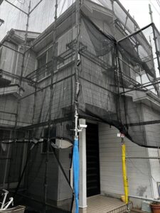 伊奈町にて屋根外壁塗装工事用の足場架設と養生ネットの取り付け