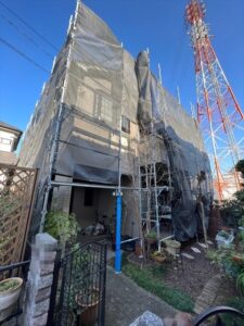 久喜市にて屋根外壁塗装工事の足場架設と養生ネットの取り付け