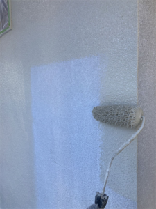 桶川市にて外壁の中塗り塗装ホワイトベージュ
