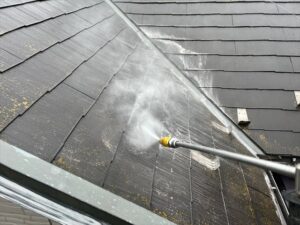 久喜市にて屋根にバイオ洗浄の噴霧