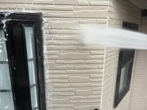 久喜市にて外壁にバイオ洗浄の噴霧