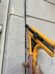 伊奈町にて外壁塗装工事、外壁目地のコーキングカット
