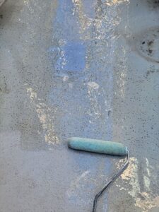 伊奈町にてベランダ床面のプライマー塗布