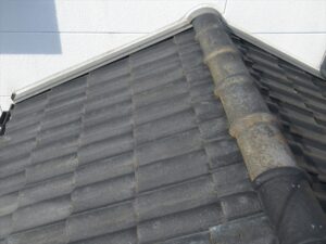 久喜市にて屋根瓦塗膜の退色、苔の発生
