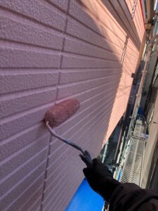 春日部市にて外壁塗装、Pl21番色で上塗り