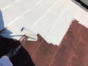 春日部市にて屋根の下塗り作業中