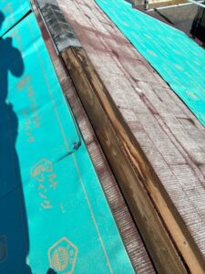 春日部市にて屋根カバー工事、棟板金と貫板の撤去