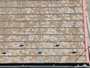 春日部市にてドローンによる屋根診断、屋根塗膜の剥がれとカビ苔の発生