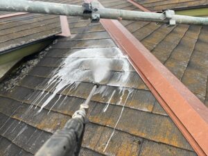春日部市の飲食店舗にて屋根のバイオ高圧洗浄