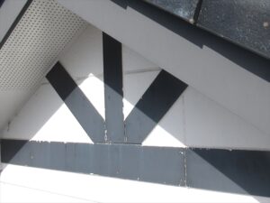 久喜市にて外壁飾り板の塗膜退色