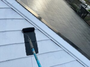 春日部市の飲食店舗にて屋根中塗り作業中の写真