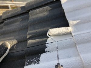 久喜市にて屋根瓦の下塗り作業中の写真