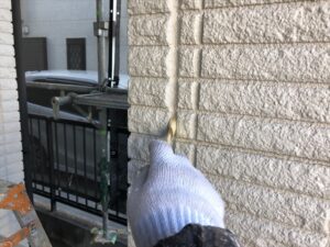 久喜市にてALC外壁目地コーキングの増し打ち工事、プライマー塗布