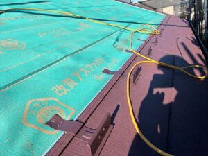 春日部市にて屋根カバー工事、スーパーガルテクトと雪止めの設置