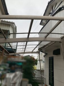 久喜市にてカーポート屋根のポリカ取り外し