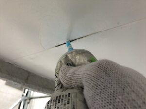 久喜市にて軒天板継ぎ目のコーキング補修