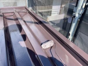 白岡市にて金属折半屋根のトップコート塗布