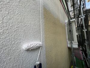 白岡市にてモルタル外壁の下塗り作業