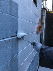 伊奈町にてブロック塀の下塗り作業中の写真