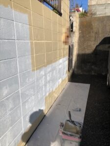 伊奈町にてブロック塀の中塗り作業中の写真