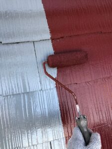 伊奈町にてスレート屋根の中塗り作業中の写真