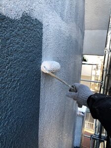 伊奈町にてモルタル外壁の下塗り作業中の写真
