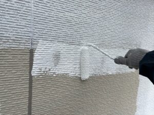 北葛飾郡杉戸町にて外壁カラー塗装の下塗り作業中の写真